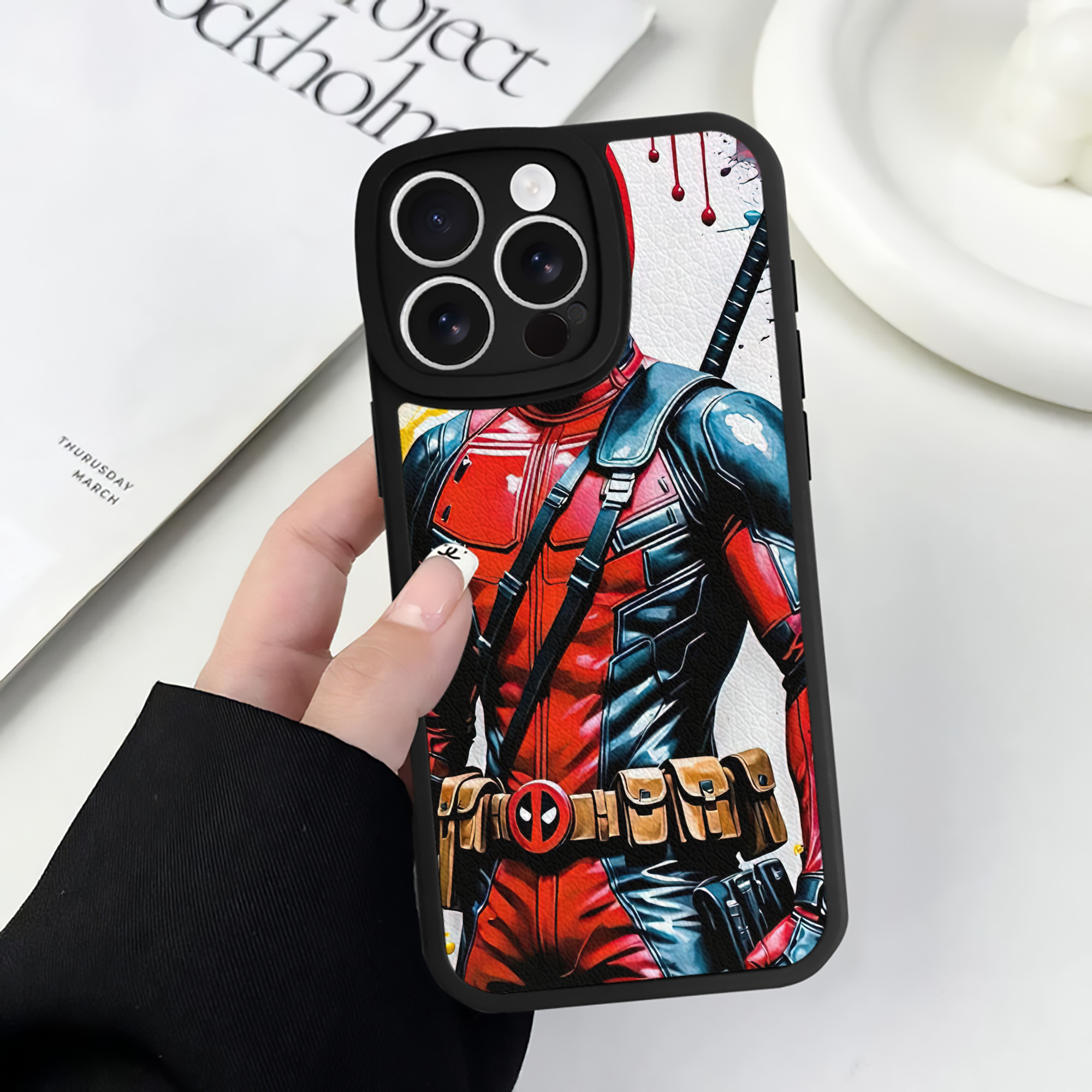 （画像用） Deadpool デッドプール 【iPhone 16シリーズ対応】シリコンスマホケース（レザー調） 材質：シリコン